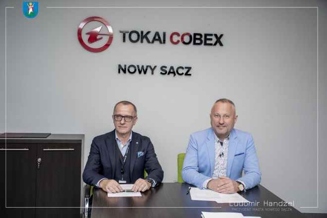 Prezydent Ludomir Handzel wraz z prezesem zarządu TOKAI COBEX Andrzejem Hotloś