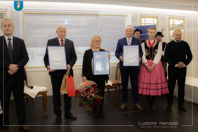 Uczestnicy wydarzenia wraz z prezydentem Ludomirem Handzlem.