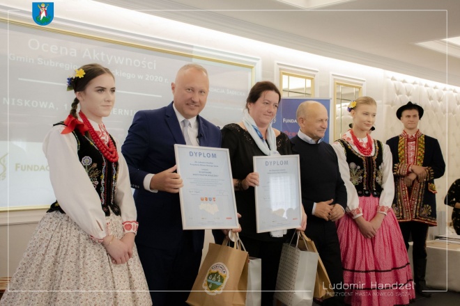 Uczestnicy wydarzenia wraz z prezydentem Ludomirem Handzlem.