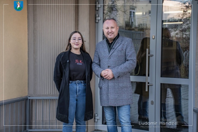 Prezydent Ludomir Handzel wraz z uczennicą Zespołu Szkół Ekonomicznych w Nowym Sączu. 