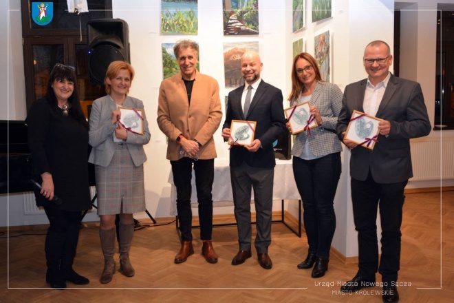 Zastępca prezydenta Magdalena Majka wraz z dyrektorem Pałacu Młodzieży mgr Milenią Małecką Rogal, Wicedyrektorem Pałacu Młodzieży mgr Antonim Reszkiewiczem, dyrektorem Sądeckiej Biblioteki Publicznej Markiem Rylewiczem, dyrektor wydziału Edukacji i Wychowania Małgorzatą Belską, dyrektorem Komunikacji Społecznej i Kultury Marcinem Porębą.