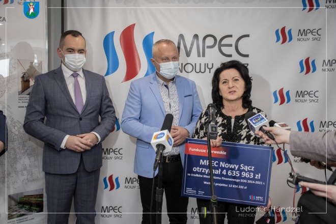 Prezydent Ludomir Handzel wraz z poseł Anną Paluch i prezesem MPEC Pawłem Kupczakiem. 