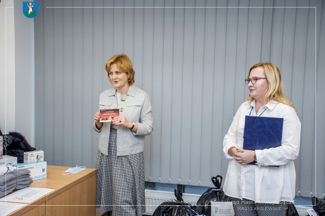 Zastępca prezydenta Magdalena Majka oraz dyrektor Miejskiego Ośrodka Pomocy Społecznej w Nowym Sączu Luizą Piątkiewicz.