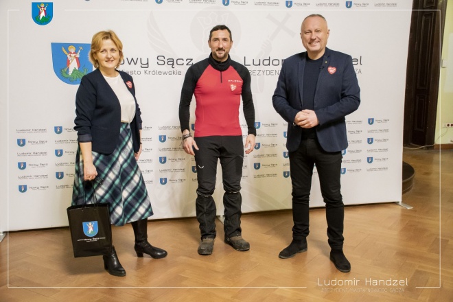 Prezydent Ludomir Handzel wraz z zastępcą prezydenta Magdaleną Majką oraz panem Pawłem Małaszko.