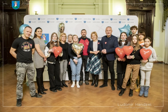 Prezydent Ludomir Handzel wraz z zastępcą prezydenta Magdaleną Majką oraz panem Pawłem Małaszko na zdjęciu grupowym.