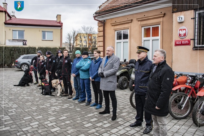 Prezydent Ludomir Handzel wraz z Grupą Ratownictwa na Wodach Gorskich.