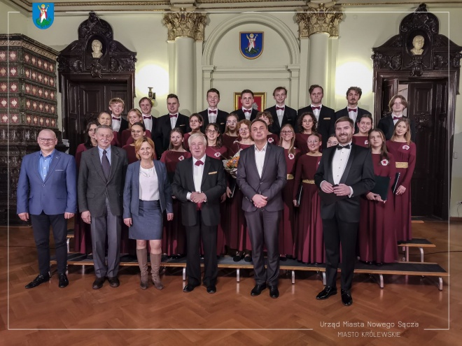 Zastępca Prezydenta Magdalena Majka wraz z Chórem „Scherzo” I Liceum Ogólnokształcącego w Nowym Sączu.