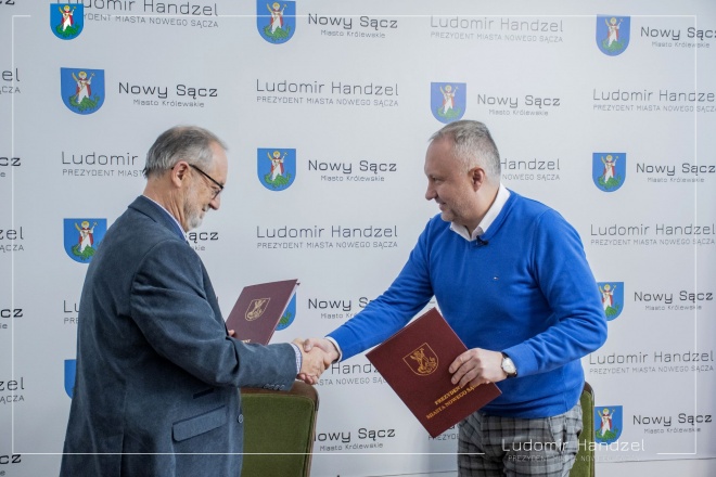 Prezydent Ludomir Handzel wraz z wykonawcą.