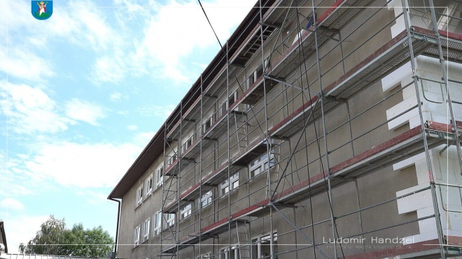 Budynek szkoły z rusztowaniem