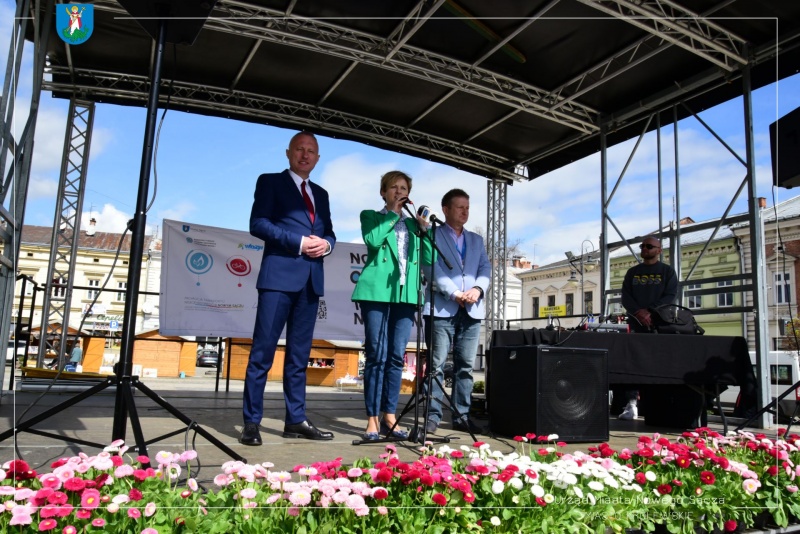 Prezydent Ludomir Handzel wraz z zastępcą prezydenta Magdaleną Majką i dyrektorem Wydzialu Środowiska UM podczas otwarcia III Małopolskiego Dnia dla Klimatu 