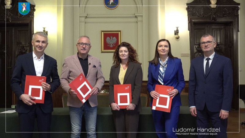 Podpisanie umowy z Bankiem Gospodarstwa Krajowego. Drugi od lewej prezydent Ludomir Handzel