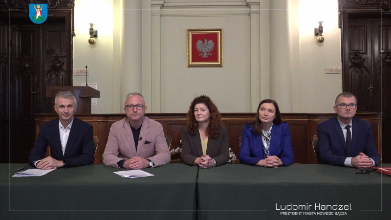 Podpisanie umowy z Bankiem Gospodarstwa Krajowego. Drugi od lewej prezydent Ludomir Handzel