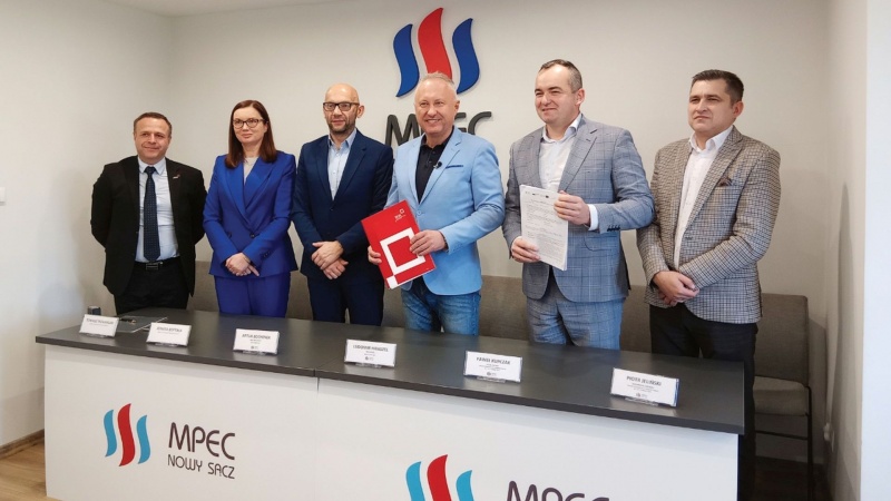 Uczestnicy spotkania na którym podpisano umowę dotyczącą dofinansowania MPEC