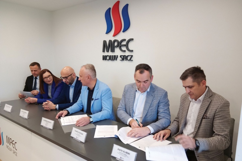 Uczestnicy spotkania podpisują umowę na dofinansowanie MPEC