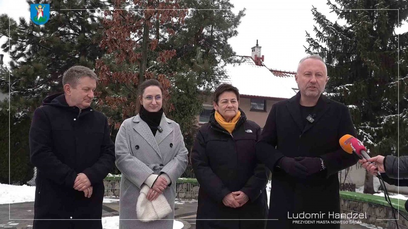Od lewej stoją Grzegorz Tabasz, dryk. Wydziału Środowiska UM, DagmaraBednarczyk z firmy InPost, Bożena Borkowska, zastępca prezydenta miasta, prezydent Ludomir Handzel