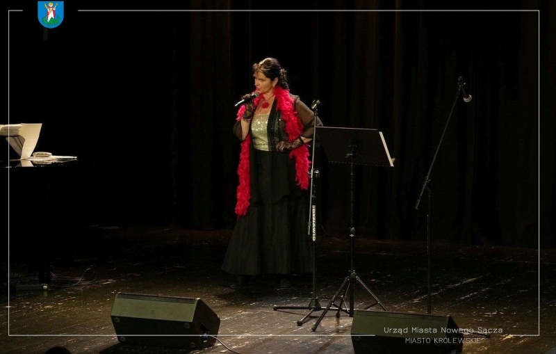 Joanna Albrzykowska-Clifford podczas koncertu w Miejskim Ośrodku Kultury