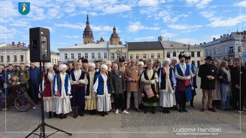Uczestnicy 18. Poloneza z prezydentem na nowosądeckim rynku