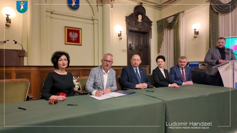 Podpisanie umowy na dofinansowanie remontu ul. Jamnickiej. Drugi od lewej prezydent Ludomir Handzel