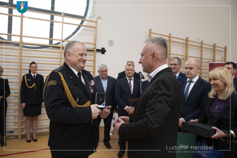 Prezydent Ludomir Handzel wręcza komendantowi Motyce Denar św. Małgorzaty
