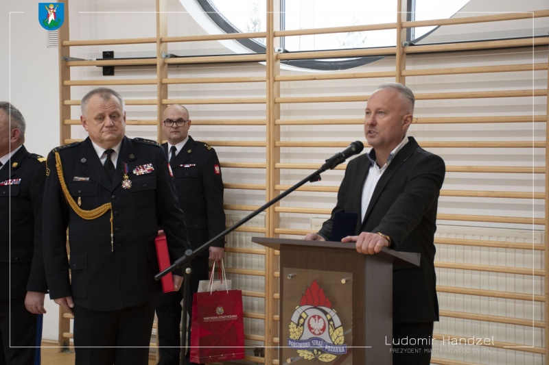 Prezydent Ludomir Handzel podczas uroczystego pożegnania komendanta Pawła Motyki
