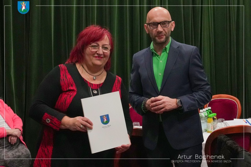 Artur Bochenek, zastępca prezydenta miasta wręcza nominację do Rady Artystycznej Alinie Bożyk prezes TPSP