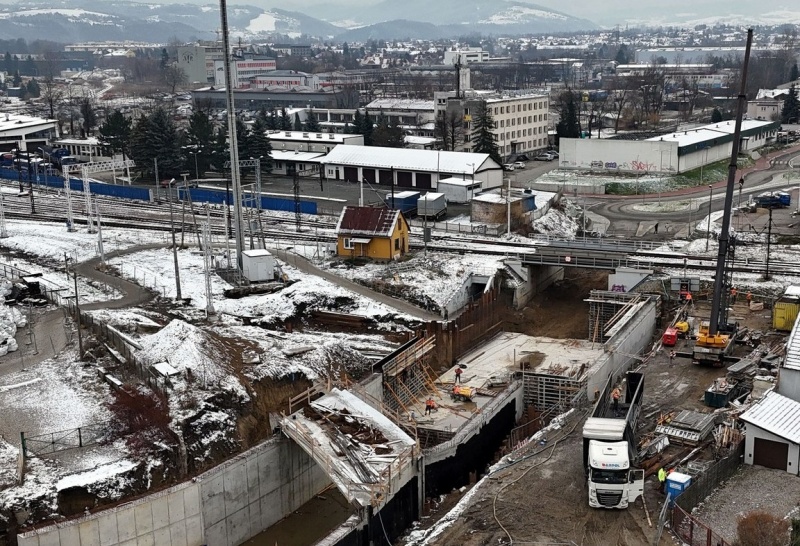 Widok z lotu ptaka na prace budowlane związane z modernizacją linii kolejowej 104 na terenie Nowego Sącza