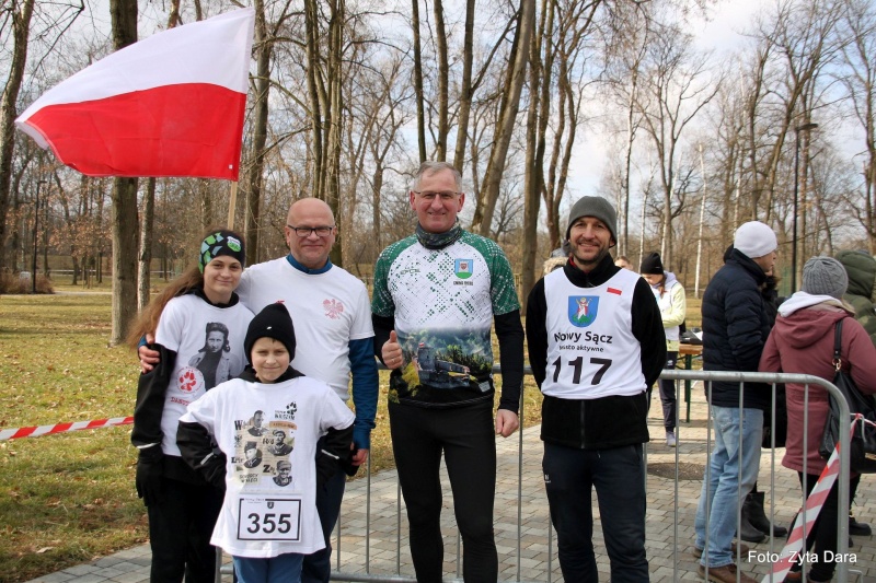 Uczestnicy 13. edycji imprezy pn. "Tropem Wilczym. Bieg Pamięci Żołnierzy Wyklętych"