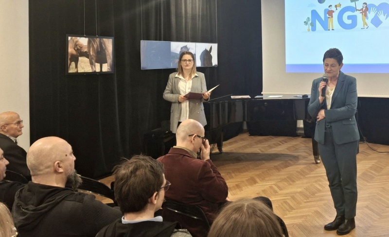 Spotkanie przedstawicieli trzeciego sektora w Nowosądeckiej Małej Galerii. Pierwsza z prawej Bożena Borkowska, zastępca prezydenta miasta
