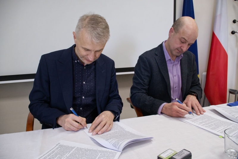O lewej Jerzy Szczecina, prezes spółki Sądeckie Wodociągi i Piotr Puszczyk, właściciel firmyINTEXPOL -Bis podpisują umowę