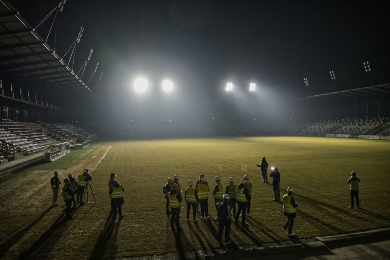 Oświetlony stadion Sandecji
