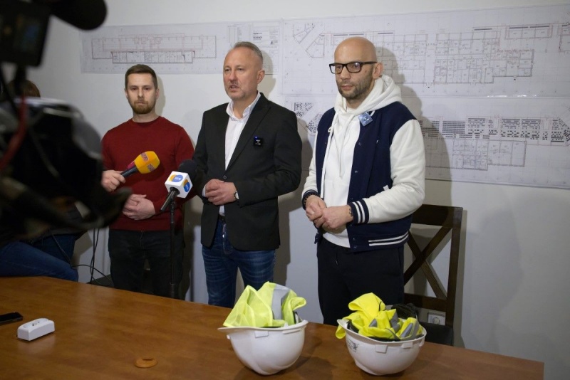 Prezydent Ludomir Handzel i jego zastępca Artur Bochenek podczas konferencji prasowej 