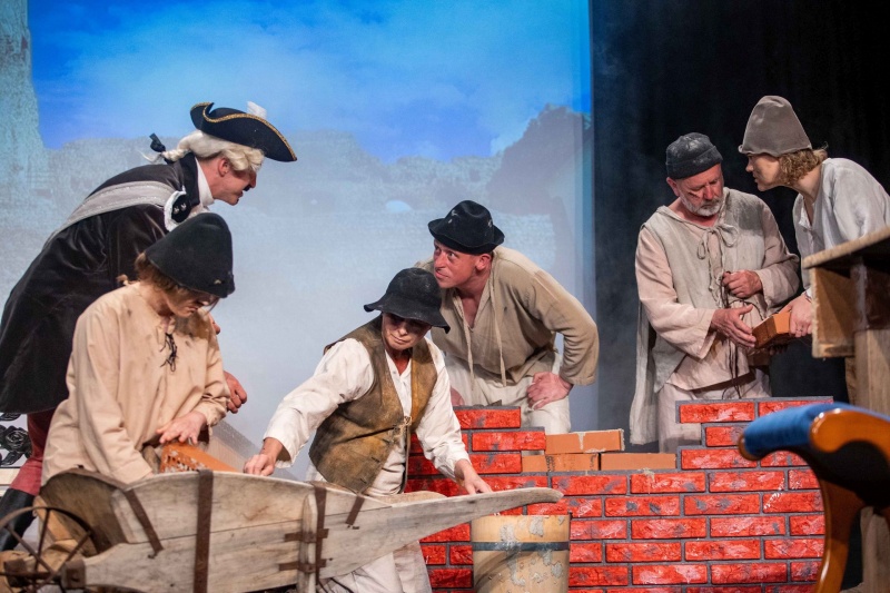Aktorzy Teatru Robotniczego podczas spektaklu "Zemsta" A. Fredry