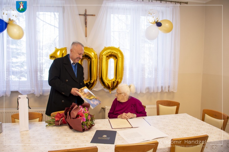 Prezydent Ludomir Handzel z jubilatką Marią Kołacz