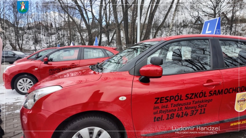 Dwa samochody marki suzuki baleno