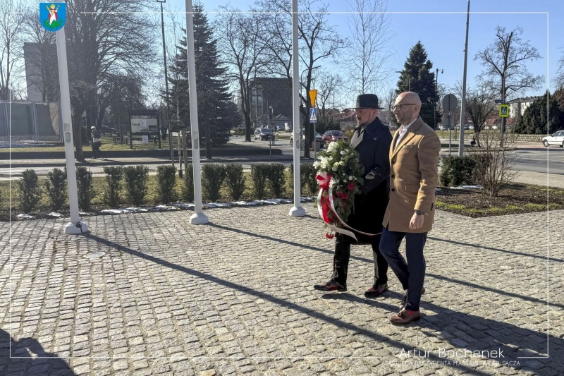 Artur Bochenek, zastępca prezydenta miasta oraz Jarosław Jakubowski, redaktor naczelny "Rocznika Sądeckiego" składają wieniec pod pomnikiem marszałka Józefa Piłsudskiego