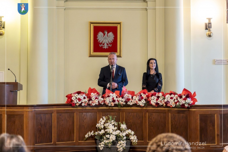 Prezydent Ludomir Handzel i Monika Lichoń, kierownik Urzędu Stanu Cywilnego podczas uroczystości złotych godów