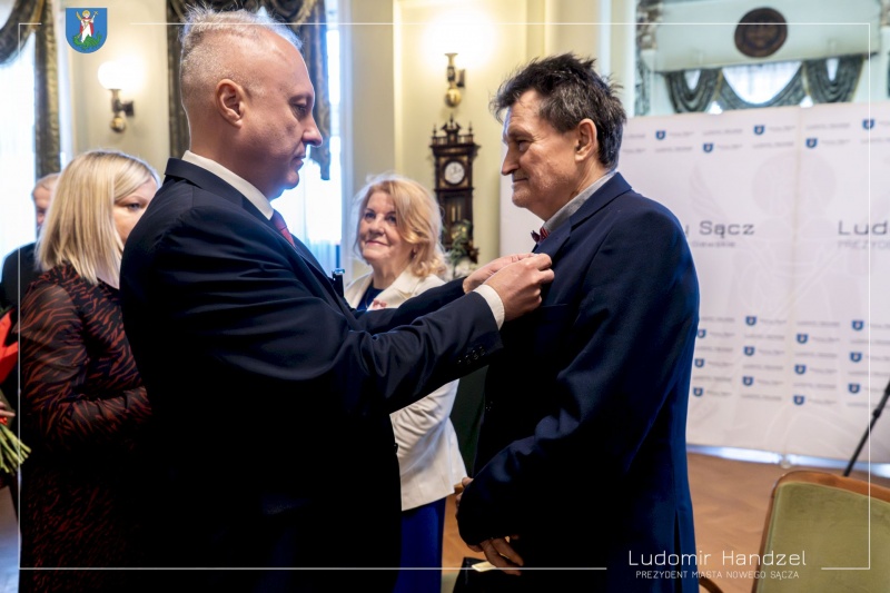 Prezydent Ludomir Handzel wręcza medal za długoletnie pożycie małżeńskie