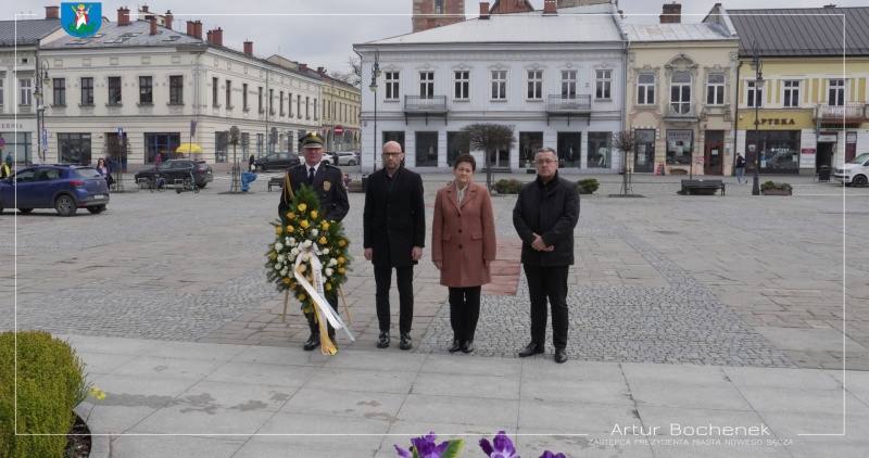 Przedstawiciele władz miasta składają wieniec pod pomnikiem Jana Pawła II