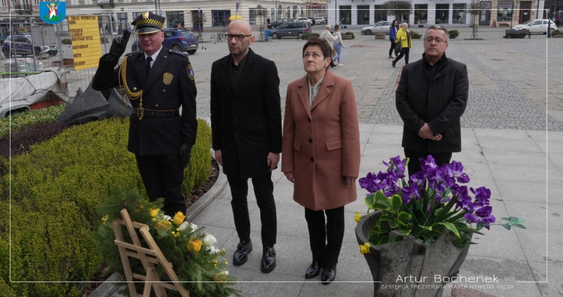 Przedstawiciele władz miasta składają wieniec pod pomnikiem Jana Pawła II