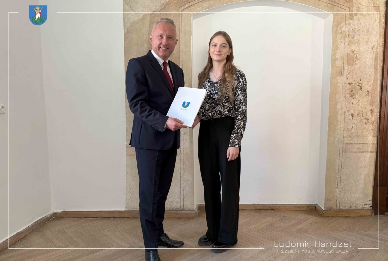 Prezydent Ludomir Handzel z jedną z laureatek 2. edycji Nowosądeckiego Konkursu Języka Włoskiego