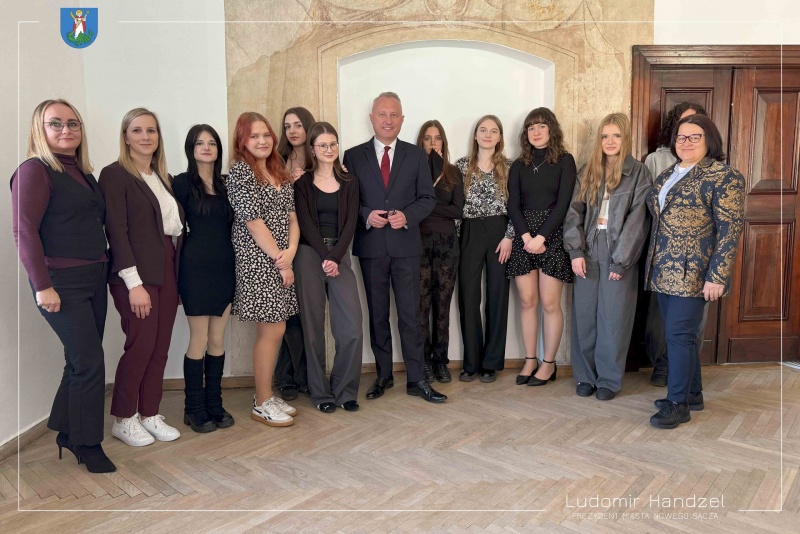 Laureaci i finaliści 2.edycji Nowosądeckiego Konkursu Języka Włoskiego z prezydentem Ludomirem Handzlem