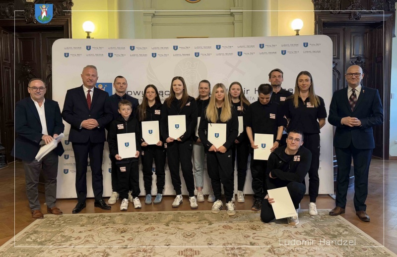 Prezydent Ludomir Handzel z nagrodzonymi sportowcami w nowosądeckim ratuszu