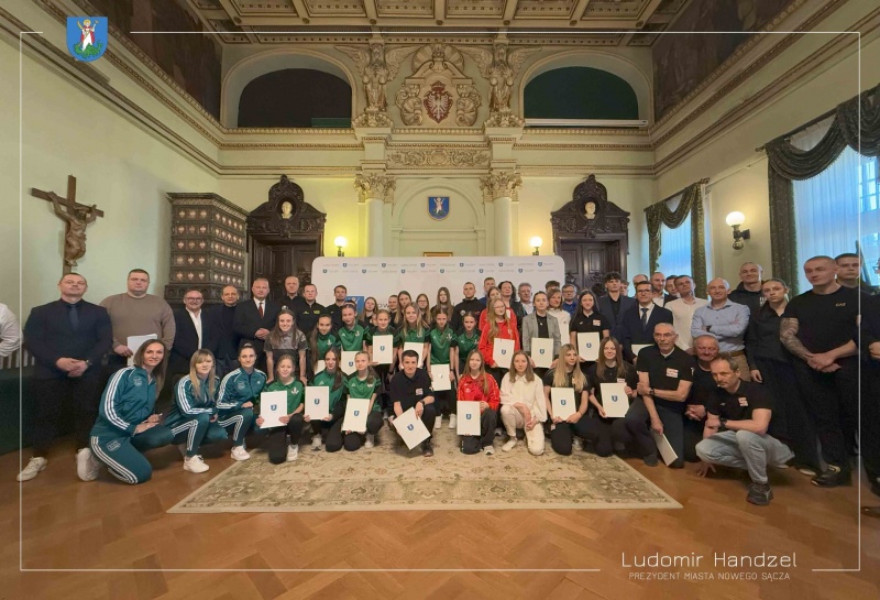 Prezydent Ludomir Handzel z nagrodzonymi trenerami i zawodnikami