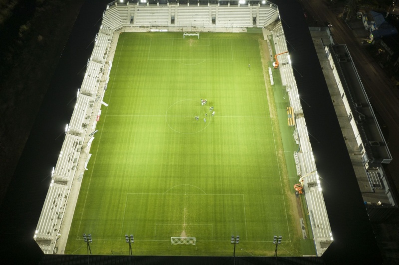Oświetlony stadion Sandecji