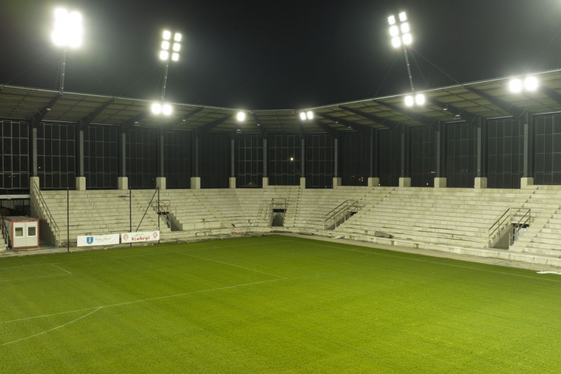 Oświetlone trybuny stadionu Sandecji