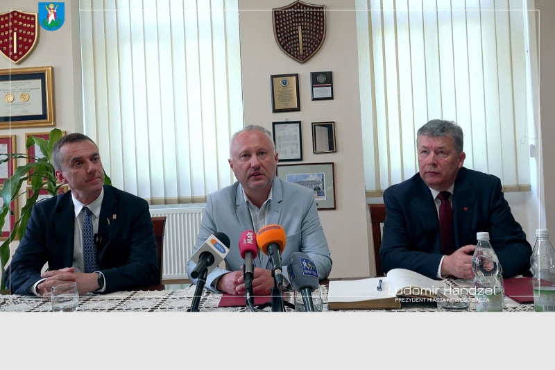 Podpisanie umowy pomiędzy I LO a Politechniką Krakowską (od lewej prof. Andrzej Szarata, prezydent Ludomir Handzel oraz Jacek Tomasik, dyrektor I LO