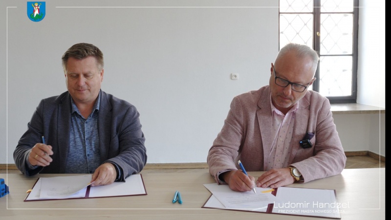 Prezydent Ludomir Handzel (drugi z lewej) podpisuje umowę na remont kolejnego odcinka ul. Jamnickiej