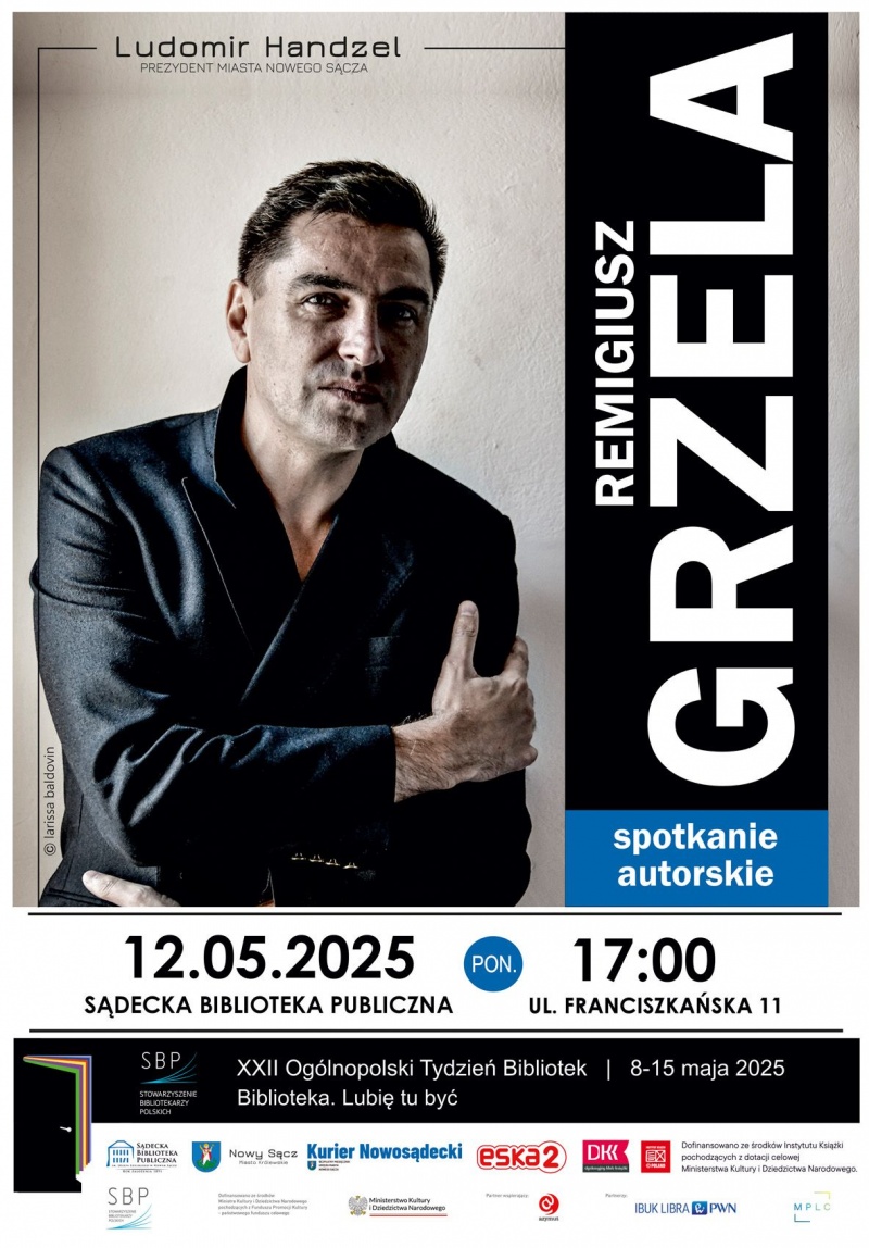 Plakat informujący o spotkaniu z Remigiuszem Grzelą w Sądeckiej Bibliotece Publicznej