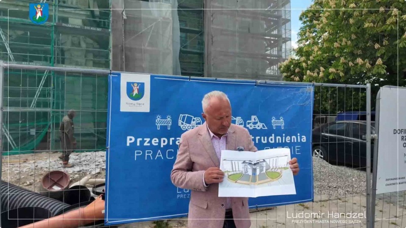 Prezydent Ludomir Handzel pokazuje projekt wejścia do ratusza po remoncie budynku