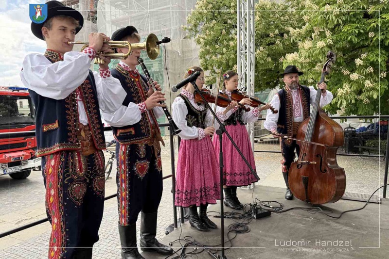 Majówka Nowosądeczan na nowosądeckim rynku. Występ zespołu folklorystycznego